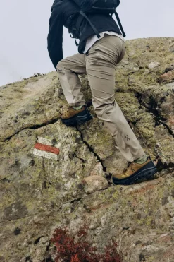 ON Mens Cloudrock Low Waterproof Shoes - Hunter-Black